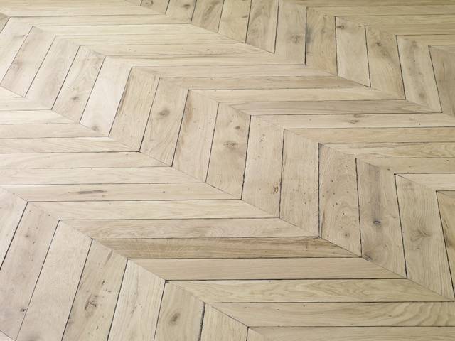 Parquet massif Chêne Opéra Point Hongrie - 13 x 130 x 740 mm - verni incolore