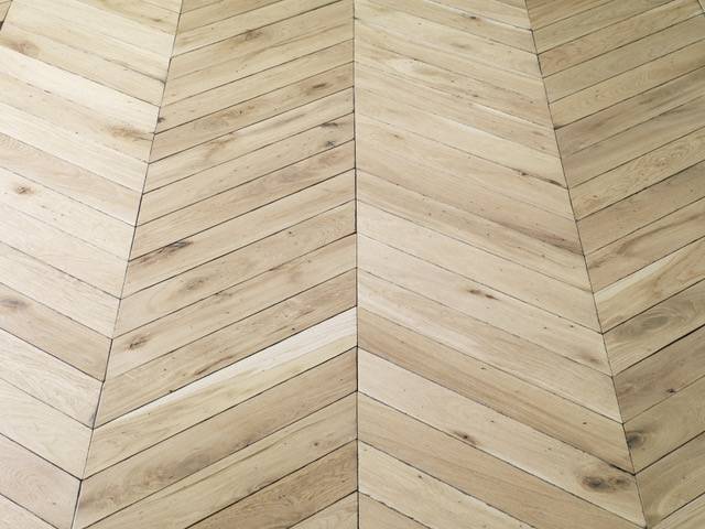 Parquet massif Chêne Opéra Point Hongrie - 13 x 130 x 740 mm - verni incolore