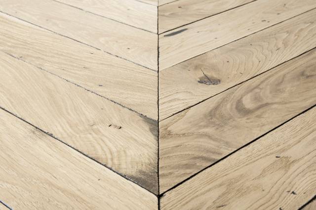 Parquet massif Chêne Opéra Point Hongrie - 13 x 130 x 740 mm - verni incolore